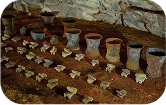 Imagen de unas figurillas de piedra y unos incensarios encontrados en la caverna.